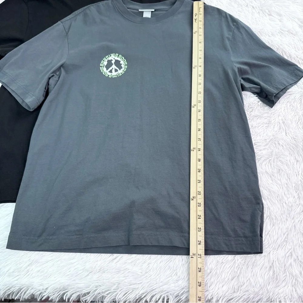 H&M set of 2 Black and Gray relaxed fit short sleeve crew neck graphic T-Shirt - Picture 2 of 11
